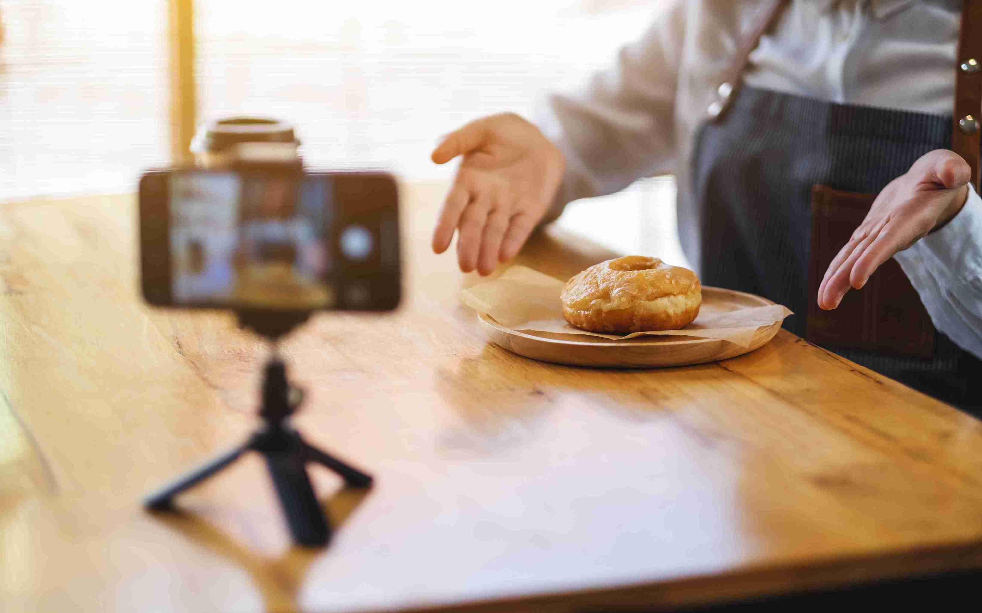 10 Food Vlogger Paling Populer di Indonesia